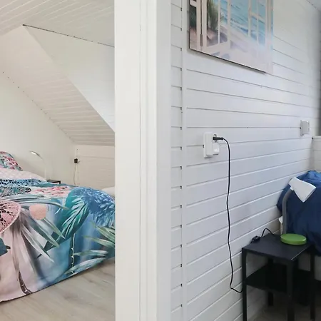 Holiday home Klein Centraal En Rustig Gelegen Strandhuis
