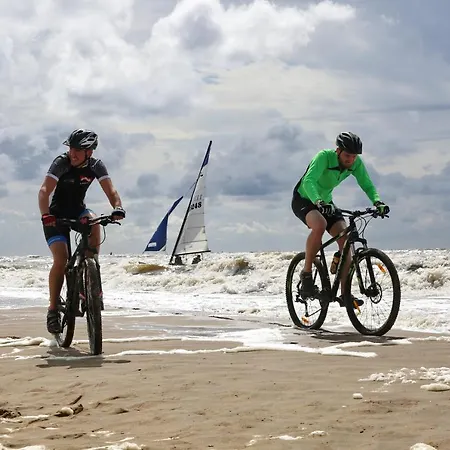 Klein Centraal En Rustig Gelegen Strandhuis