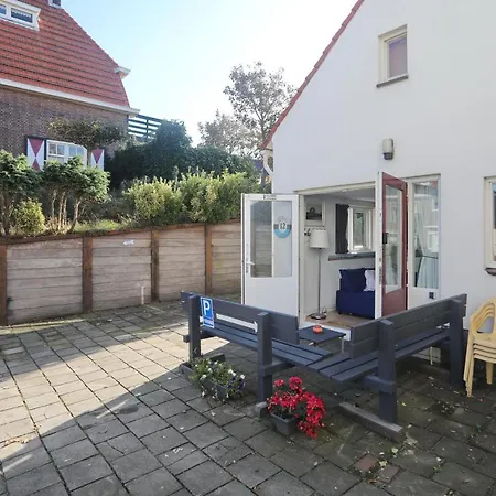 Holiday home Klein Centraal En Rustig Gelegen Strandhuis *